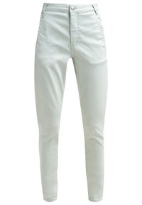 Světlé zelené, úzké kalhoty vyrobené z hladkého materiálu. Mají zapínání na zip s knoflíkem a přední kapsy. Jednoduchý design, bez vzorů.