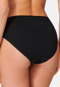 Schwarze Baumwollunterwäsche mit hoher Taille, die sich durch eine glatte Textur und minimale Nähte entlang der Kanten auszeichnet. Klassisches Design mit vollflächiger Abdeckung.