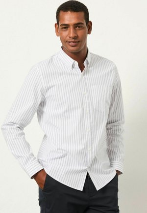 Weißes Langarmhemd mit schmalen vertikalen grauen Streifen, Button-Down-Kragen, einer Brusttasche und geradem Saum.