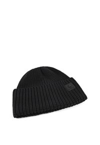 Cappello di lana nera a maglia con una texture a coste, dotato di un risvolto e di una piccola etichetta con logo in rilievo sul lato.