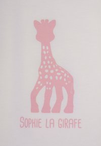 Giraffa stilizzata rosa con macchie bianche che sta in piedi su quattro zampe sopra il testo "SOPHIE LA GIRAFE" su uno sfondo bianco.