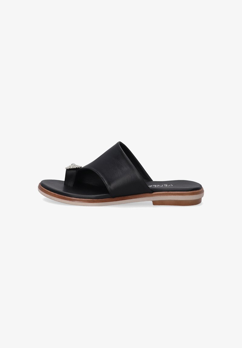 Schwarze Leder-Slipper mit einem breiten Riemen, offener Zehenpartie und dekorativem silbernen Akzent, ausgestattet mit einer flachen braunen Sohle und minimalistischem Design.