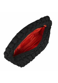 Clutch bag nera, trapuntata, con un esterno testurizzato, chiusura a zip e interno in satin rosso vivo. Forma rotonda senza hardware visibile.