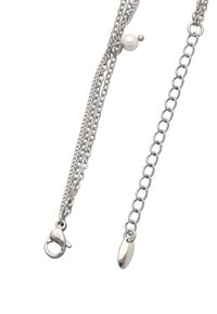 Collar de cadena de plata con múltiples hebras entrelazadas, un cierre de langosta y un acento de perla. Textura suave con acabado brillante.