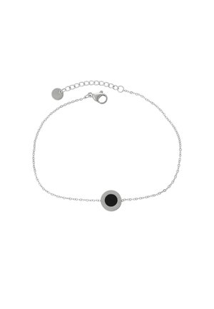 Silberner Kettenarmband mit einem runden Anhänger mit schwarzem Zentrum und gravierten Details, abgeschlossen mit einem Karabinerverschluss und verstellbarer Länge.