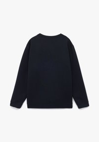 Sudadera negra de manga larga y cuello redondo exhibida plana con la parte trasera hacia adelante sobre un fondo blanco.