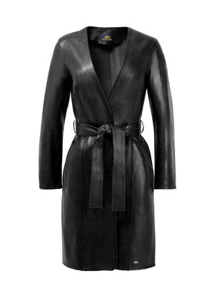 Cappotto nero in pelle fino al ginocchio con maniche lunghe e cintura da annodare, caratterizzato da una profonda scollatura a V e tasche laterali.