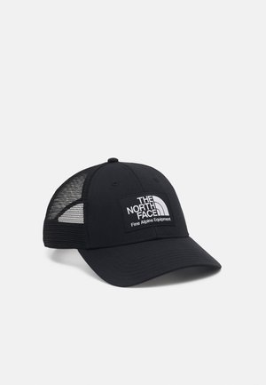 Boné de beisebol preto com uma parte traseira em rede, apresentando um retângulo com um logótipo em branco e uma aba curva.