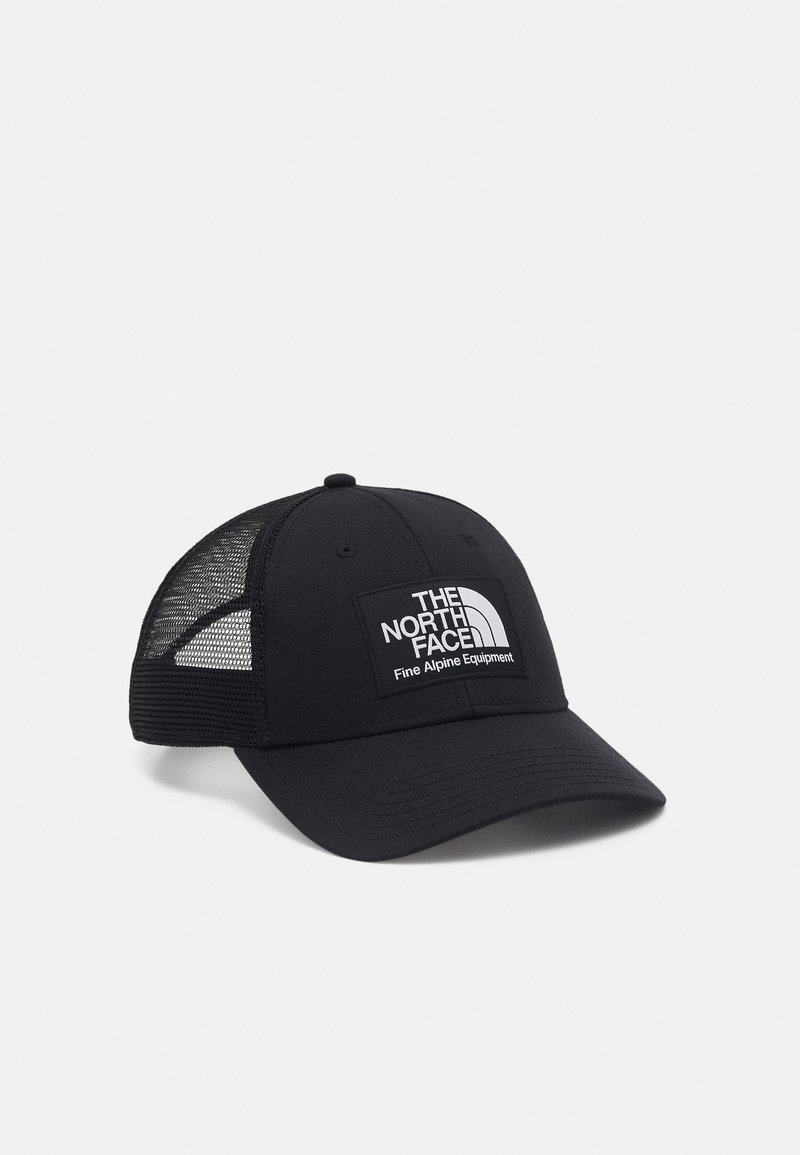 Boné de beisebol preto com uma parte traseira em rede, apresentando um retângulo com um logótipo em branco e uma aba curva.