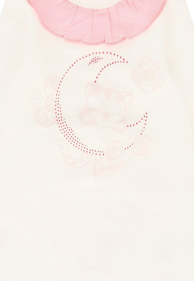 Vêtement blanc avec un col à motifs roses. Présente un design de croissant de lune à pois avec un chat endormi et des accents floraux en rose clair.