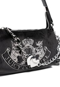 Schwarze Samt-Handtasche mit silbernem Kettenbeschläge, geprägtem Emblem und herzförmigem Anhänger mit der Aufschrift "Juicy Couture".