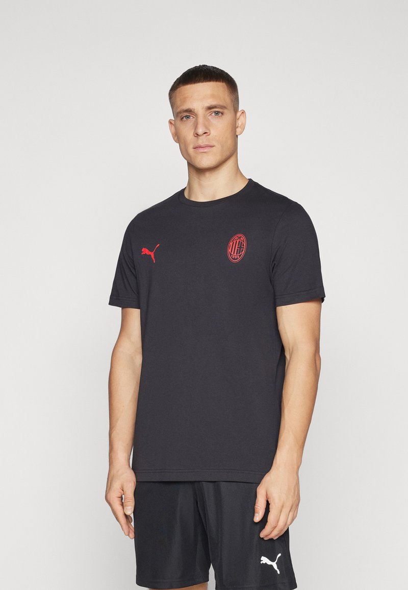 T-shirt nera a maniche corte realizzata in misto cotone, con un piccolo logo rosso Puma sul lato sinistro del petto e un emblema rosso del AC Milan sul davanti.