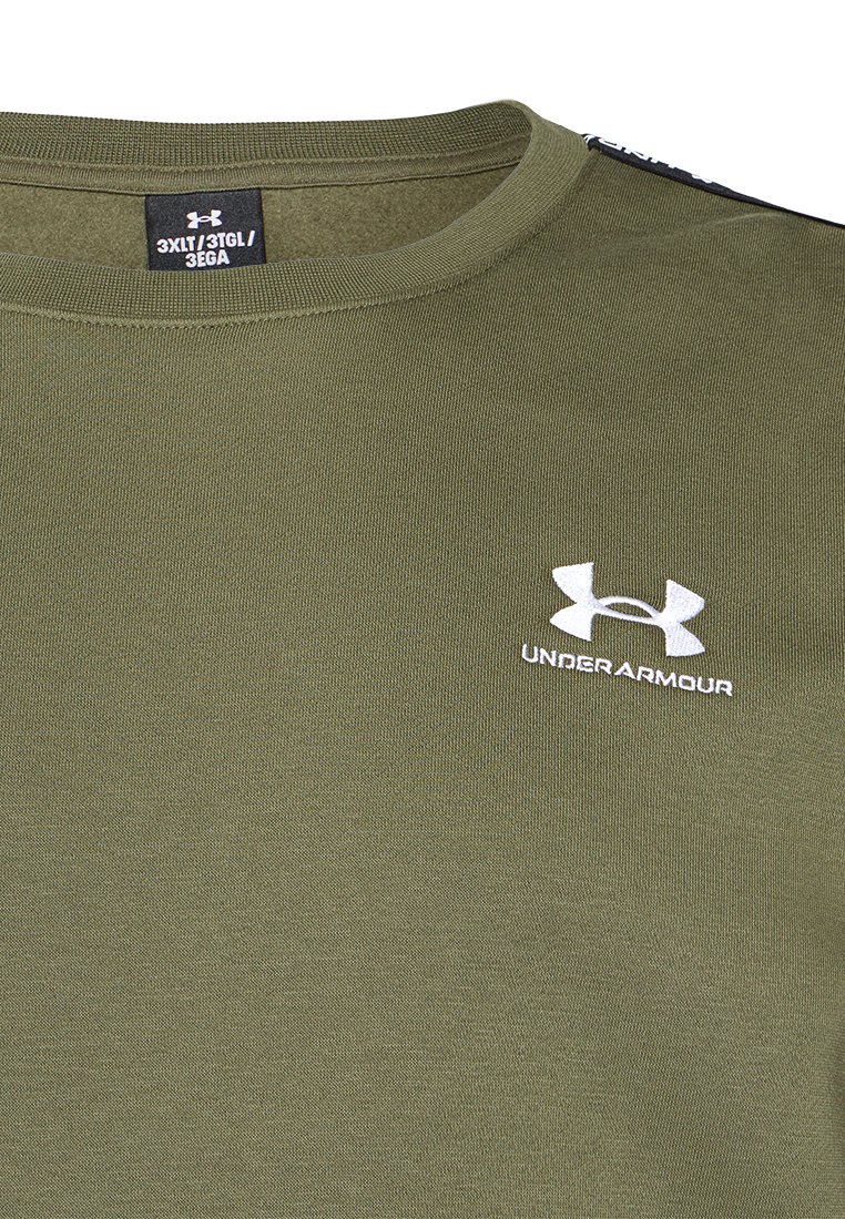 Olijfgroene Under Armour shirt met ronde hals, wit geborduurd logo op de linkerborst, maatlabel zichtbaar binnenin de kraag.