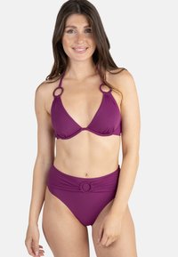 Ensemble bikini violet comprenant un haut triangulaire avec des détails circulaires en métal et un bas taille haute avec un accent rond à la taille. Texture lisse.