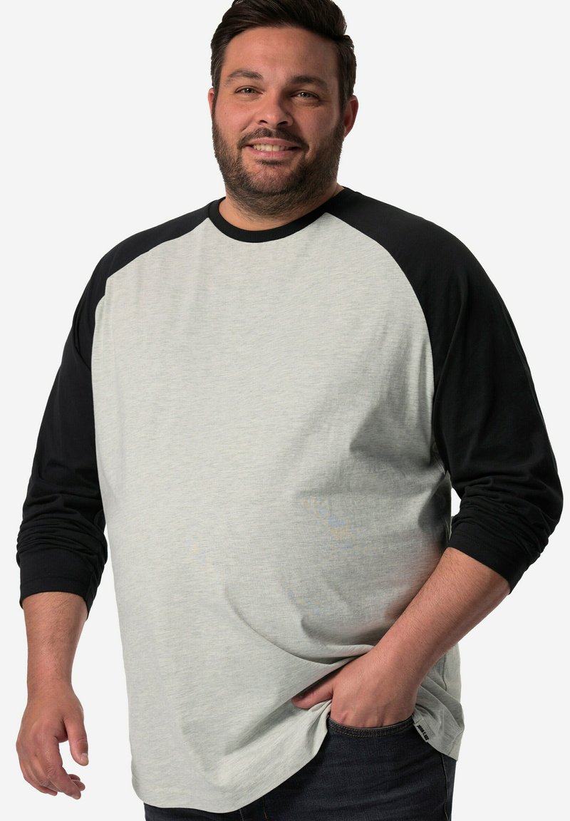 Graues und schwarzes langärmliges Raglan-Shirt mit geripptem Halsausschnitt, weichem Material und relaxter Passform; Körper in hellgrau, Ärmel in schwarz.