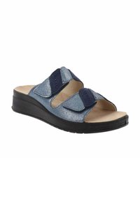 Blauwe metallic slide-sandaal met twee verstelbare klittenbandsluitingen, open teenontwerp, een beige binnenzool en een gestructureerde zwarte wigzool.