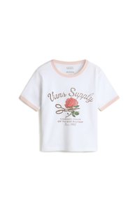Vit bomulls-t-shirt med rosa ribbad krage och ärmar. Har en ros-grafik och "Vans Supply" i metallisk stil.