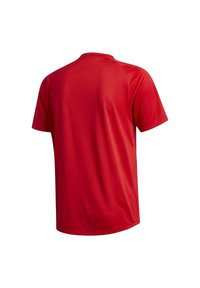 T-shirt de sport rouge à manches courtes vu de dos, avec un col rond et une texture de tissu lisse.