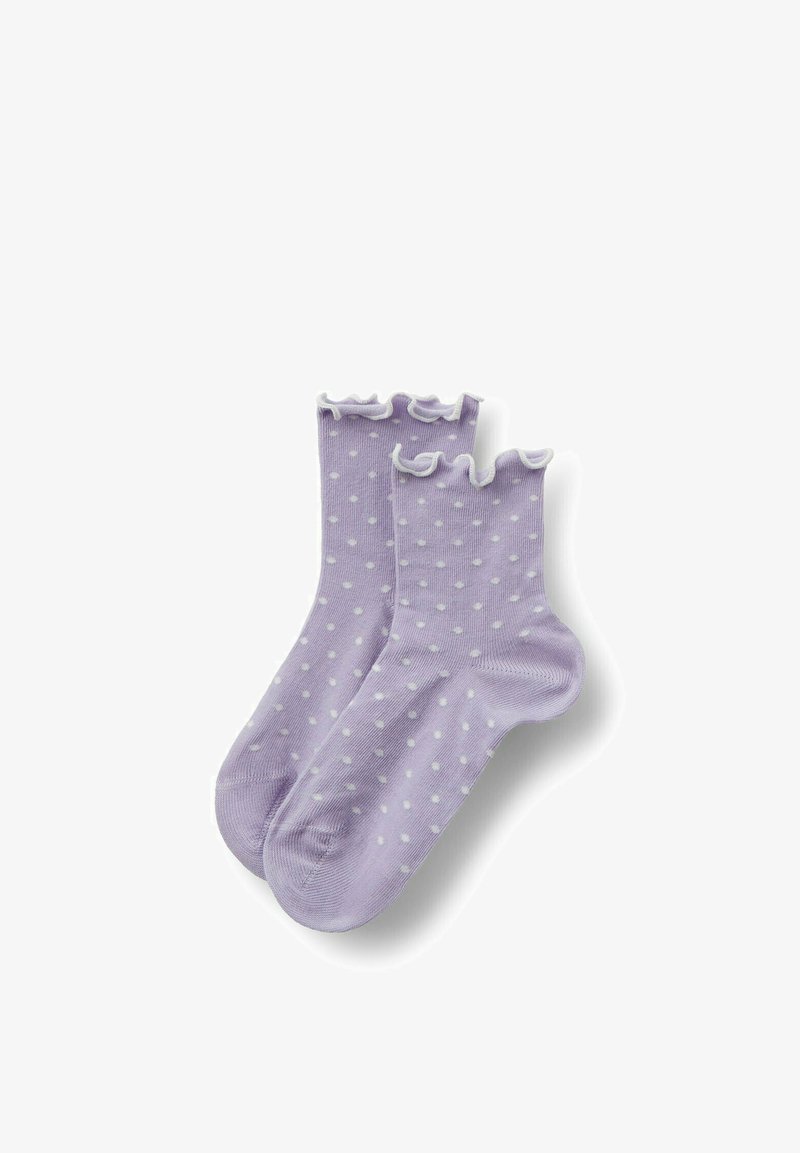Paire de chaussettes de cheville lavande à pois blancs avec bords froufroutants, étalées à plat sur un fond blanc.