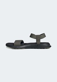 Mørk grå sandal med flat svart såle, med to brede stoffstropper og en justerbar ankelstropp for sikker passform. Teksturert såle for grep.