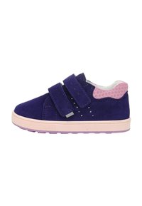 Sneaker in suede viola con doppie cinghie in velcro, dettagli in tessuto rosa, dettagli perforati e suola in gomma rosa chiaro.