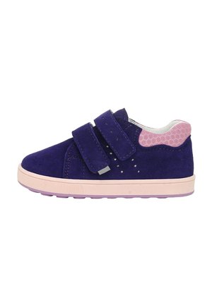 Baskets en suède violet avec double bande velcro, accents en textile rose, détails perforés et semelle en caoutchouc rose clair.