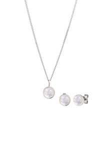 Ensemble de bijoux en argent comprenant un collier pendentif et des boucles d'oreilles clous assorties, chacun avec des pierres précieuses rondes, translucides et pâles dans des montures circulaires.