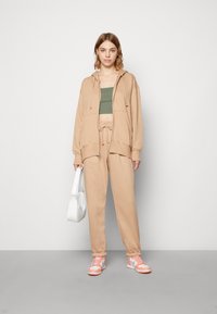 Nike Sportswear HOODIE - Majica s kapuljačom i patentnim zatvaračem - hemp/sail