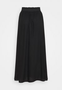 Zwarte maxi rok van lichtgewicht stof met een elastische ruches tailleband. Vloeiende pasvorm met een rechte snit en zonder patronen.