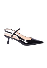 Scarpa slingback in vernice nera con punta affusolata, sottile cinturino alla caviglia e tacco cubano piccolo. Texture liscia con finitura lucida.