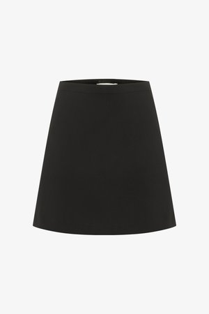 Must A-lõikega seelik, millel on sile vöökohal kummipael, pikkuseks põlve kõrgus, lihtsa disainiga, ilma mustrite või kaunistusteta.