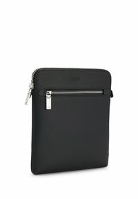 Pochette en cuir noir texturé avec des fermetures éclair argentées, une fermeture principale sur le dessus et une plus petite à l’avant, estampillée d'un logo en relief subtil.