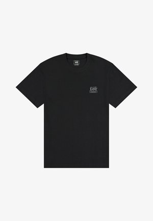 Zwart katoenen T-shirt met een ronde hals, korte mouwen en een klein wit logo op de linkerborst. Simpel ontwerp, gladde textuur.