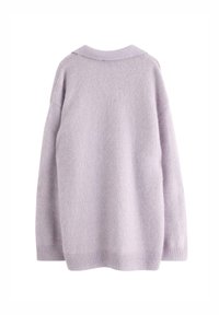 Maglione lungo a maniche lunghe di lana color viola chiaro con orlo ribattuto, polsini e un colletto piccolo, mostrato da dietro su uno sfondo bianco.