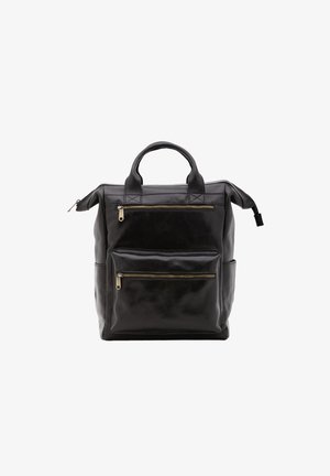 Zaino in pelle nera con due tasche anteriori con cerniera, manici superiori e spallacci regolabili. Presenta una texture liscia e un design minimalista.