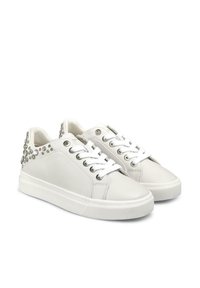 Weisse Ledersneaker mit glatter Oberfläche, ausgestattet mit silbernen Nietenakzenten an der Ferse, runder Schuhspitze und weissen Schnürsenkeln. Flache Gummisohle.