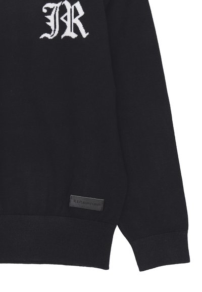 Maglione nero con logo ricamato "JR" bianco, polsini a costine e tessuto testurizzato. Patta in pelle nera con la scritta "RICHMOND" sull'orlo.