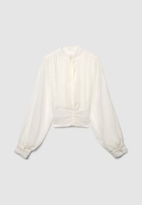 Blusa bianca corta con maniche lunghe a sbuffo, colletto alto e vita elastica arricciata. Il tessuto ha una finitura trasparente e testurizzata.