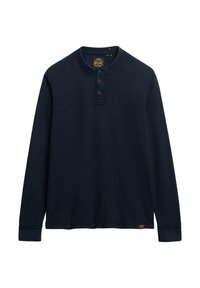 Maglietta henley a maniche lunghe di colore blu navy, realizzata in tessuto texture, con scollatura rotonda, pattina con tre bottoni e etichetta del logo in fondo.