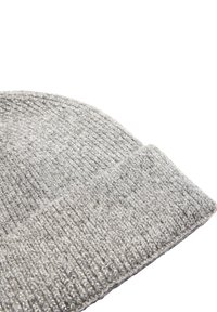 Szara dzianinowa czapka z miękkiego materiału, z teksturowanym wzorem, prążkowanym mankietem i subtelnymi akcentami z metalicznej nici.