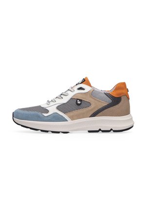 Sneakers met een mix van blauwe, grijze en beige mesh en suède materialen. Ze hebben een witte tussenzool en een oranje accent aan de hiel.