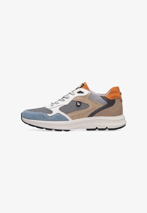 Sneakers met een mix van blauwe, grijze en beige mesh en suède materialen. Ze hebben een witte tussenzool en een oranje accent aan de hiel.