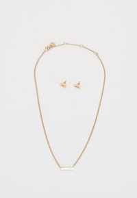 Collana di tonalità oro con una catena sottile e un ciondolo rettangolare. Orecchini a perno abbinati presentano piccole forme rettangolari con intagli decorativi.