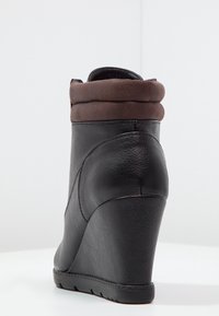 Anna Field Tronchetti - black