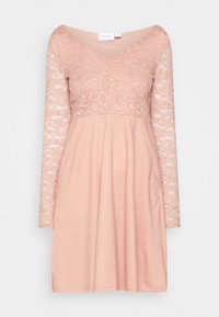 Vestido rosa com decote em V, apresentando um corpete de renda e mangas longas de renda. A parte inferior é de um tecido sólido suave que se alarga delicadamente.