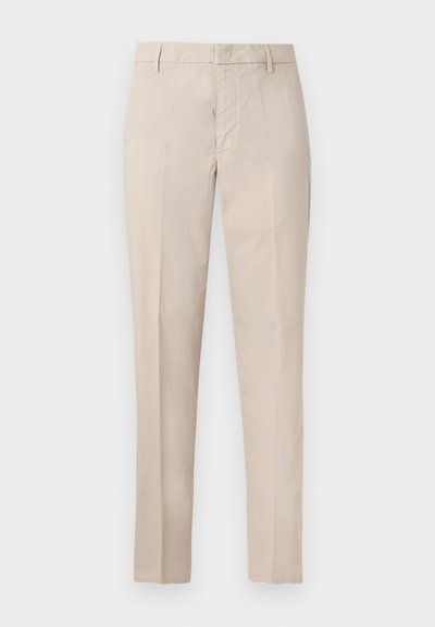 Pantalon beige droit avec passants pour ceinture, fermeture avant dissimulée et plis sur le devant.