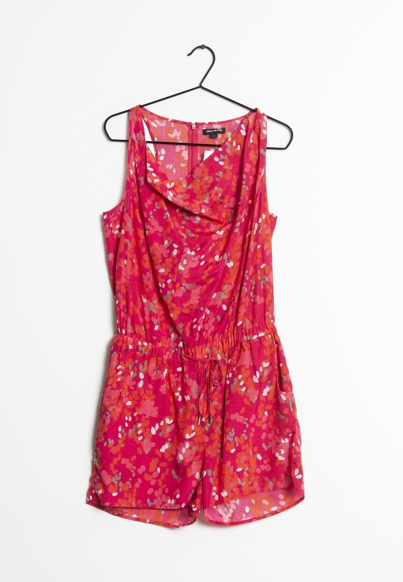 Combinaison rose sans manches avec un col drapé, une taille élastique et un motif floral en blanc, orange et rouge. Comprend des poches et une fermeture éclair.