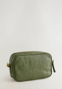 Groene leren tas met een gestructureerd oppervlak, rechthoekige vorm, dubbele ritssluiting aan de bovenkant en details in goudkleurig metaal.