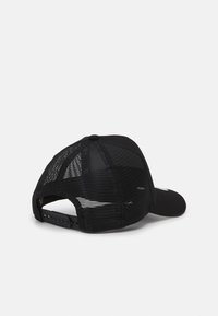 Schwarze Kappe mit strukturiertem Vorderteil und Netzrücken. Verfügt über einen verstellbaren Schnappverschluss für eine optimale Passform. Glattes Material mit einer subtil strukturierten Oberfläche.