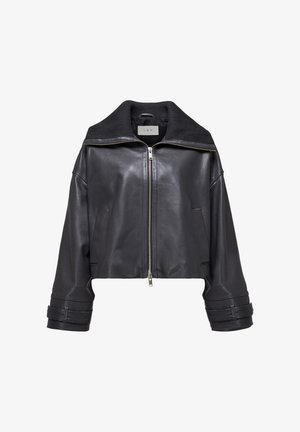 Giacca corta in pelle nera con ampio collo, chiusura con zip frontale e polsini a fascetta. Presenta una texture liscia e un design minimalista.